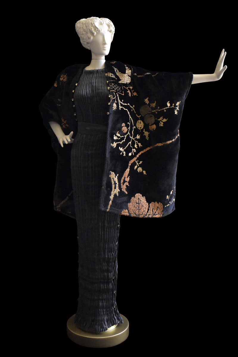 带 Peggy 炭灰色百褶真丝连衣裙和黑色印花天鹅绒晚礼服的 Diva 迷你人体模型